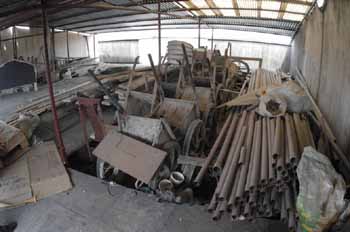 居民楼屋顶变身建材仓库，安全隐患亟待重视